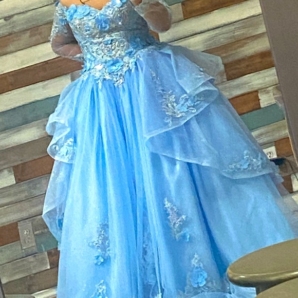 A baby blue quince dress, floral ( un vestido de quince color azul celeste) - Picture 1 of 4